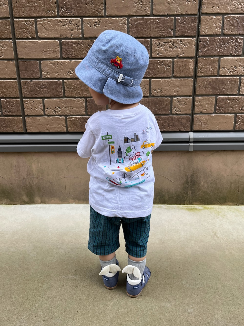 ホワイト系のTシャツ/カットソー、グリーン系のパンツ、ブルー系のサンダルを着用したキッズの夏コーディネートの2枚目の写真