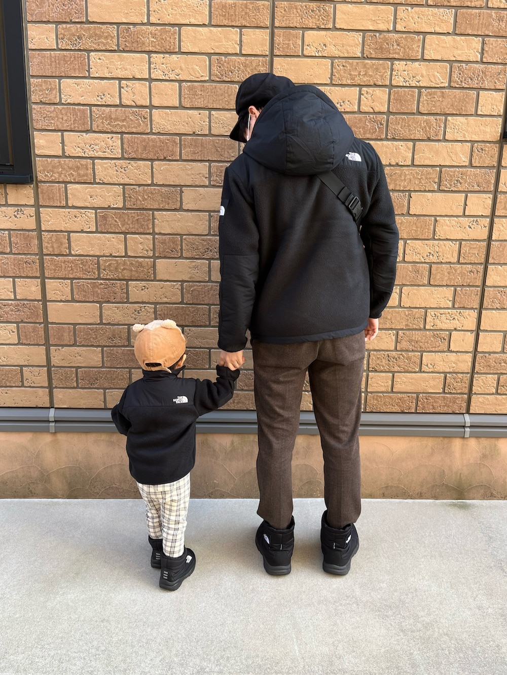 「おでかけコーデ、キッズコーデ、ノースフェイス、THE NORTH FACE、デナリジャケット、パパとお揃い、チェック、2歳、おしゃれさんと繋がりたい、いいね、save、フォローお願いします🤑、相互フォロー、むすこーで、おとこのこ、カジュアルコーデ、シンプル」｜「THE NORTH FACEのTHE NORTH FACE/ノースフェイス DENALI HOODIE デナリフーディ フリースジャケット フリースパーカー NA72052（その他アウター、ブラック系）」を使った、hiyoso14さん（キッズ・80cm）の冬コーディネートの3枚目の写真