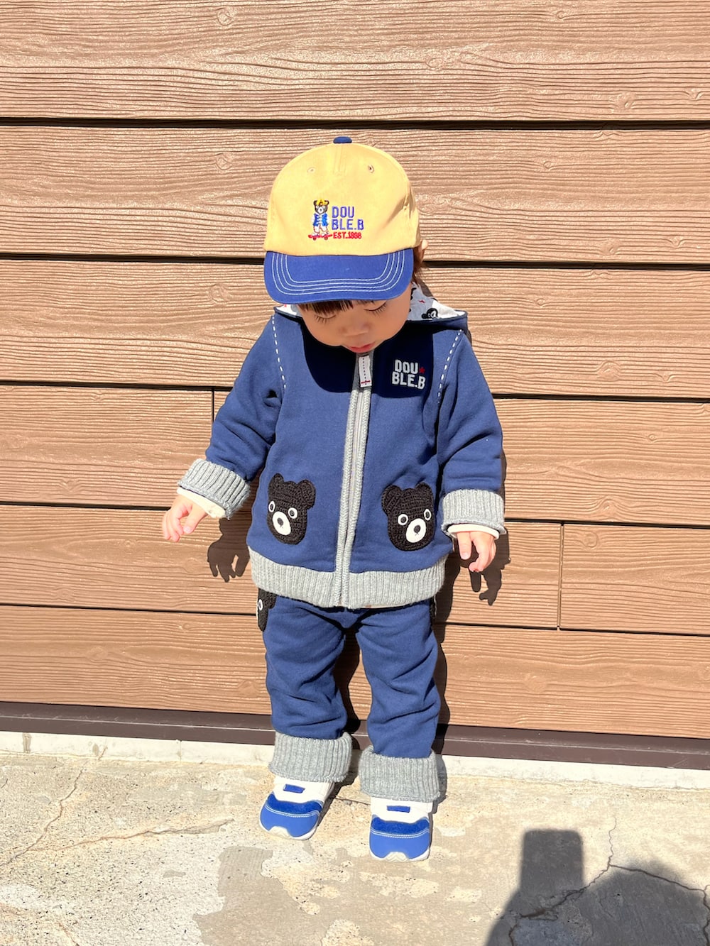 ブルー系のその他パンツ、ブルー系のスニーカー、ブルー系のジャケット/アウターを着用したキッズの春コーディネートの2枚目の写真