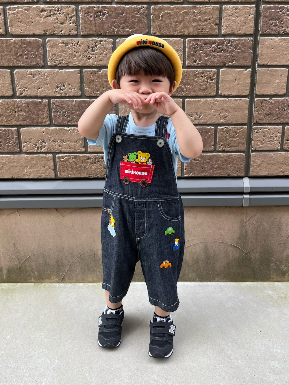 ブルー系のサロペット/オーバーオール、ブルー系のTシャツ/カットソー、ブラック系のスニーカーを着用したキッズの夏コーディネートの2枚目の写真