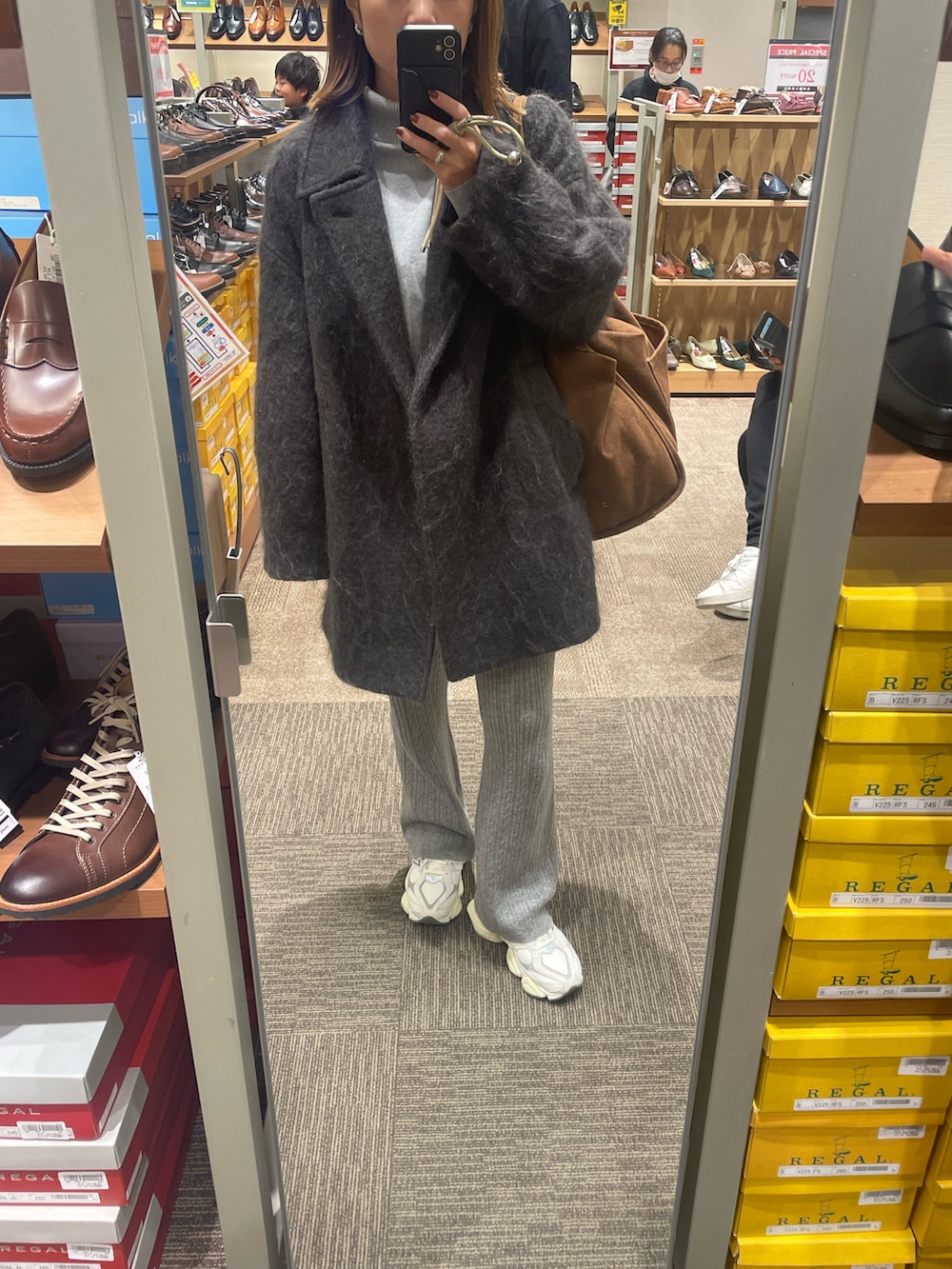 グレー系のその他アウター、グレー系のその他パンツ、ホワイト系のスニーカーを着用したレディースの春コーディネートの2枚目の写真