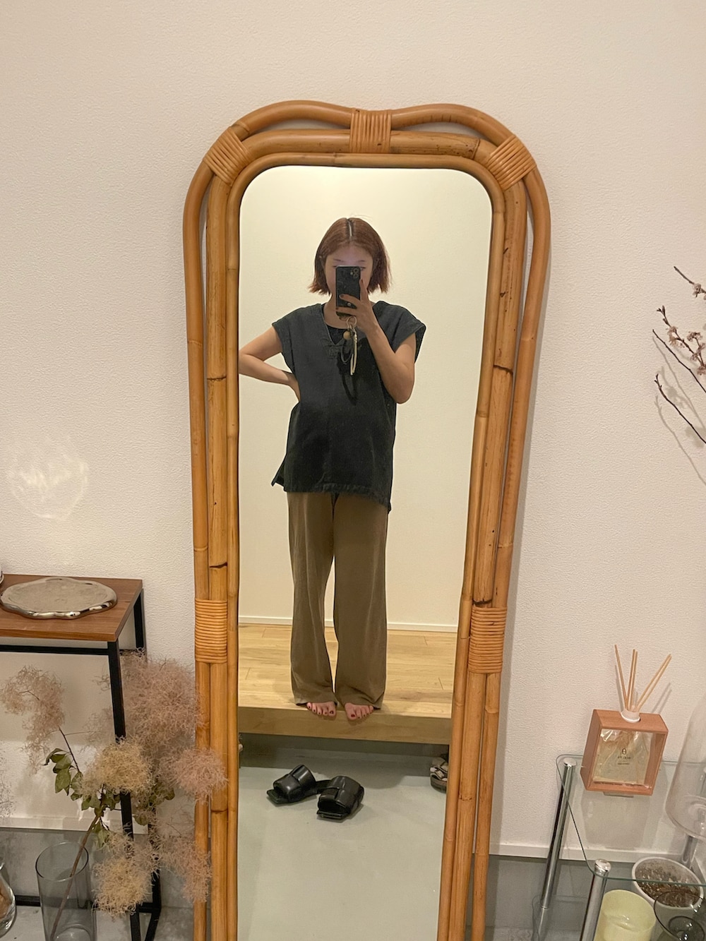 ベージュ系のその他パンツ、ブラック系のベスト、ブラック系のサンダルを着用したレディースの春コーディネートの2枚目の写真