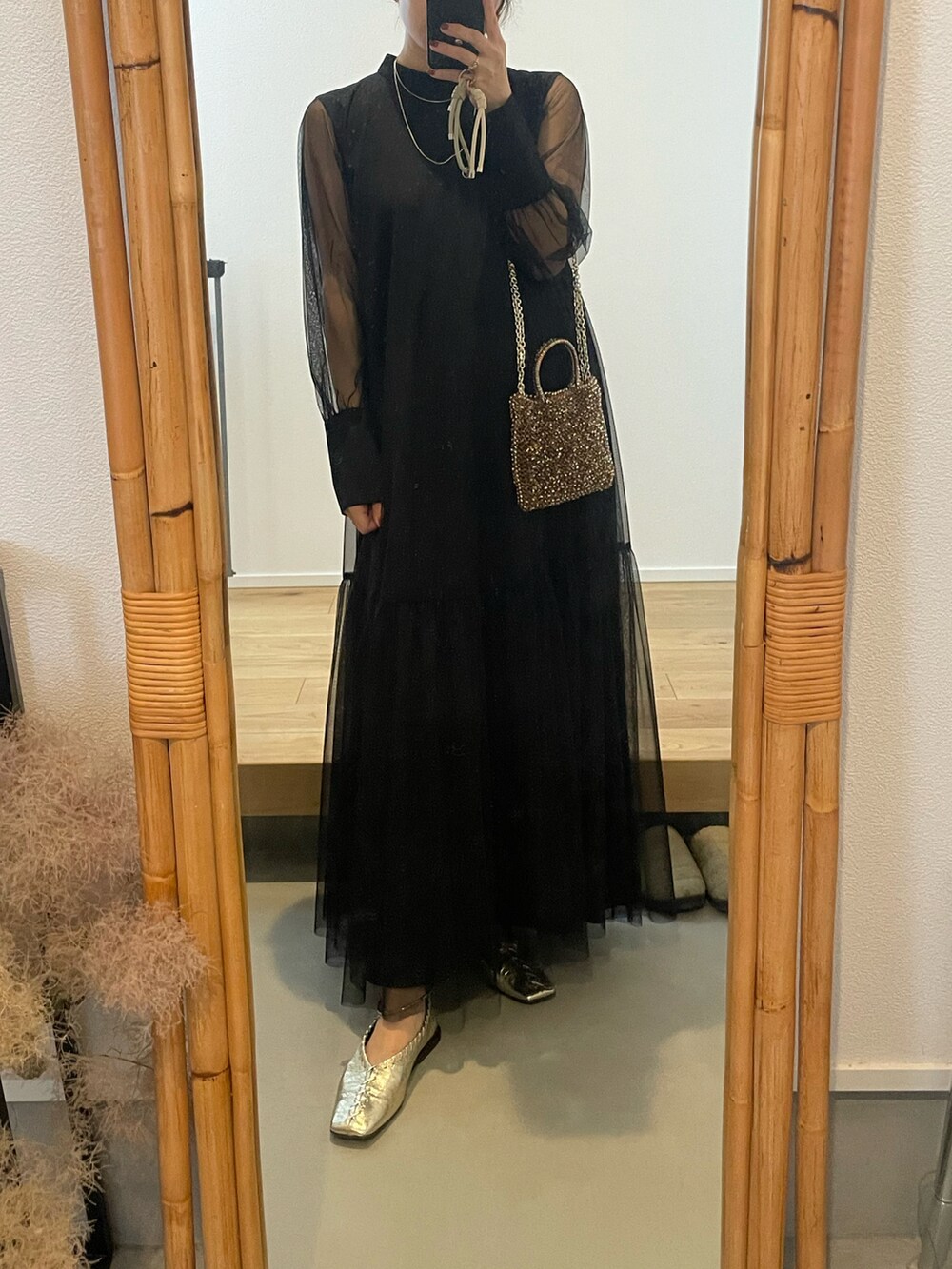 ブラック系のドレス、その他のショルダーバッグ、ベージュ系のバレエシューズを着用したレディースの春コーディネートの3枚目の写真