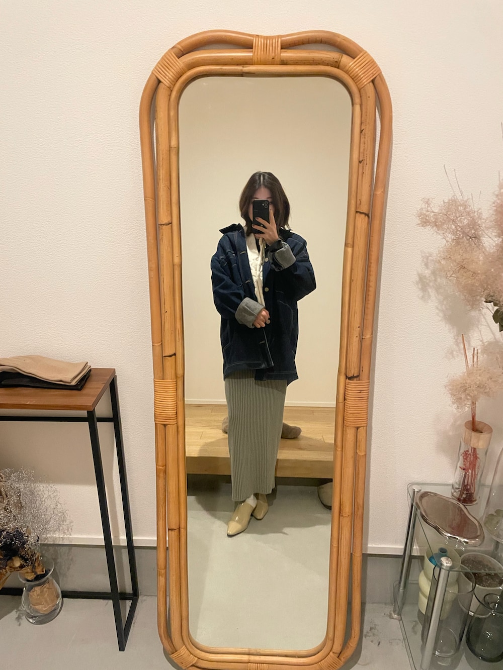 グレー系のスカート、ベージュ系のパンプスを着用したレディースの春コーディネートの2枚目の写真