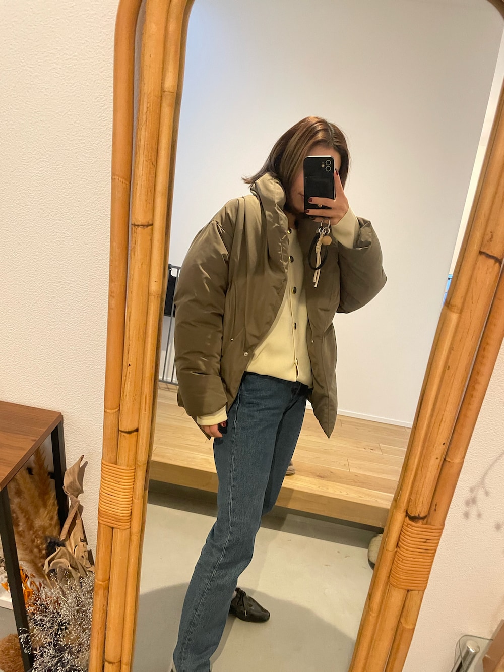 ブラック系のドレスシューズ、ブルー系のデニムパンツ、ホワイト系のカーディガン/ボレロを着用したレディースの冬コーディネートの2枚目の写真