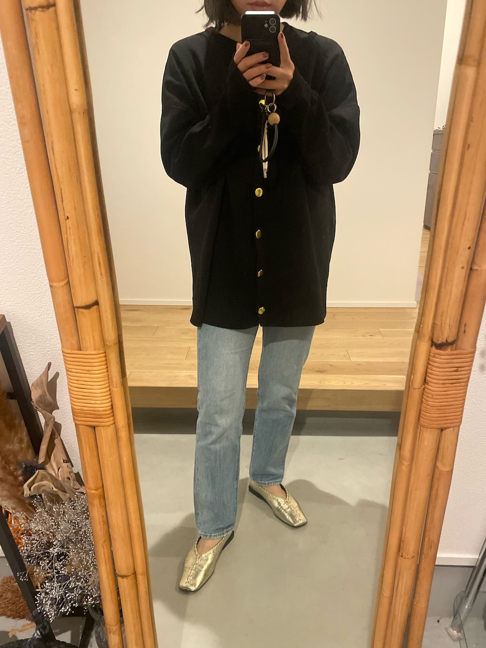 ベージュ系のサンダル、ブルー系のデニムパンツ、ブラック系のカーディガン/ボレロを着用したレディースの秋コーディネートの3枚目の写真