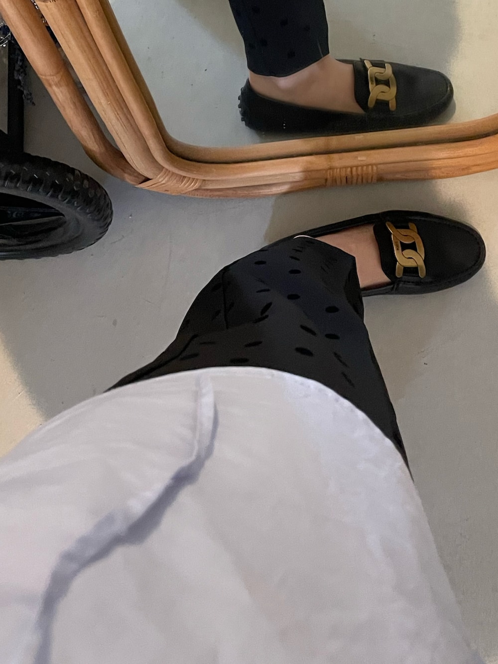 ブラック系のその他パンツ、ブラック系のシューズ、ブルー系のシャツ/ブラウスを着用したレディースの冬コーディネートの3枚目の写真