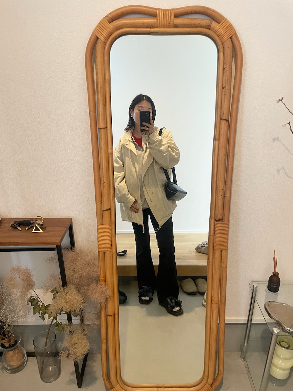 ブラック系のパンツ、ブラック系のサンダル、ブラック系のショルダーバッグを着用したレディースの春コーディネートの2枚目の写真