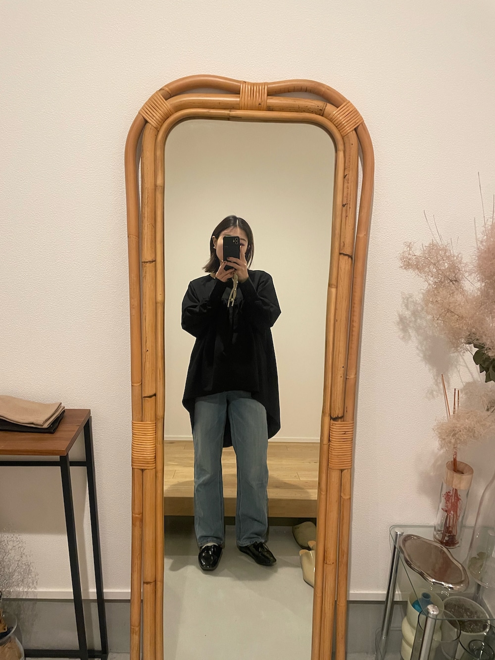 ブルー系のデニムパンツ、ベージュ系のパンプス、ブラック系のシャツ/ブラウスを着用したレディースの春コーディネートの2枚目の写真