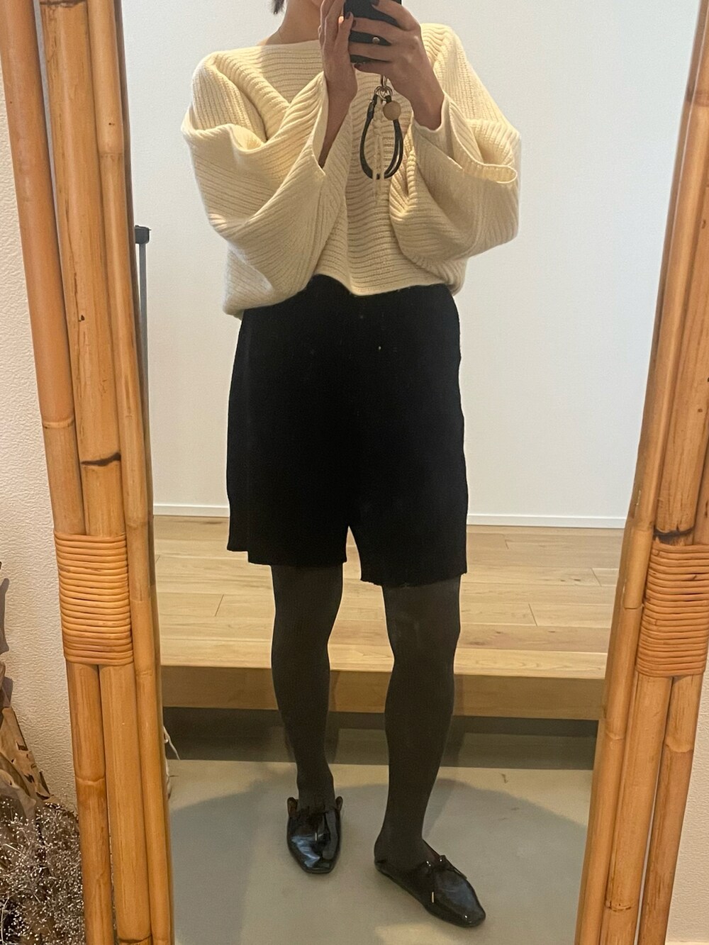 ブラック系のドレスシューズ、グレー系のニット/セーター、ブラック系のその他パンツを着用したレディースの冬コーディネートの2枚目の写真