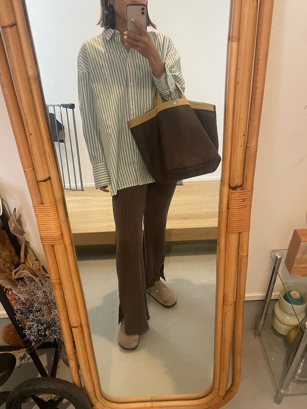 グリーン系のシャツ/ブラウス、ブラウン系のトートバッグ、ブラウン系のその他パンツを着用したレディースの春コーディネートの2枚目の写真