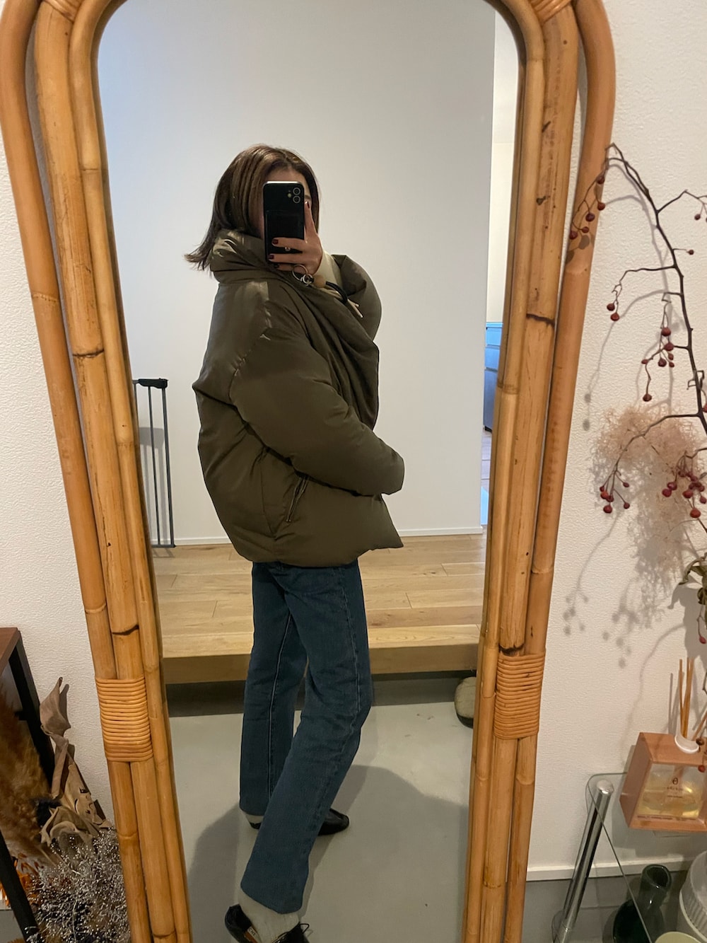 ブラック系のドレスシューズ、ブルー系のデニムパンツ、ホワイト系のカーディガン/ボレロを着用したレディースの冬コーディネートの3枚目の写真