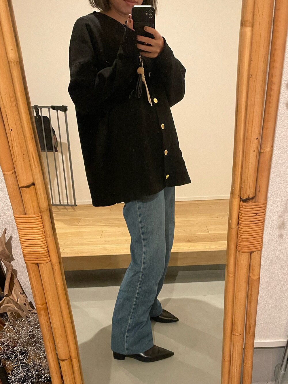 グレー系のスウェットパンツ、ブラック系のカーディガン/ボレロ、ブラック系のブーツを着用したレディースの秋コーディネートの4枚目の写真