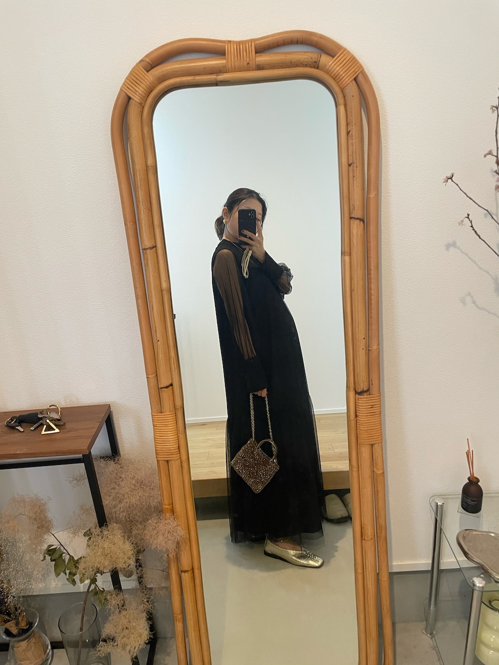 ブラック系のドレス、その他のショルダーバッグ、ベージュ系のバレエシューズを着用したレディースの春コーディネートの2枚目の写真