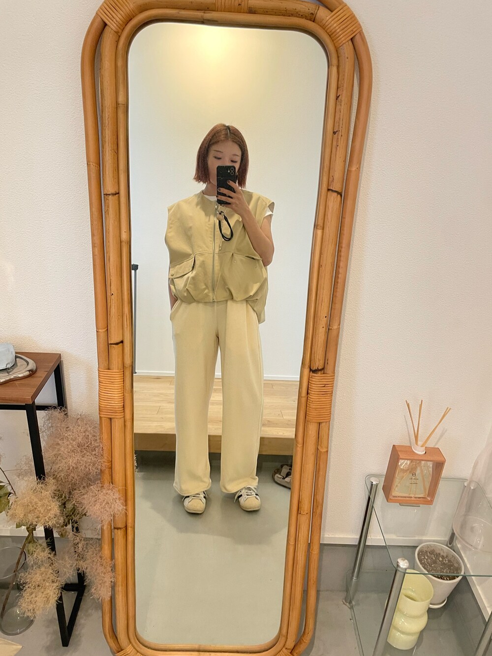 ホワイト系のその他パンツ、ホワイト系のTシャツ/カットソー、イエロー系のベストを着用したレディースの春コーディネートの2枚目の写真