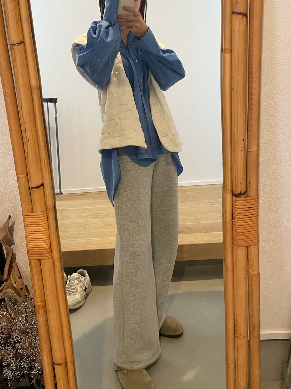 グレー系のスウェットパンツ、ブルー系のシャツ/ブラウス、ベージュ系のサンダルを着用したレディースの春コーディネートの2枚目の写真