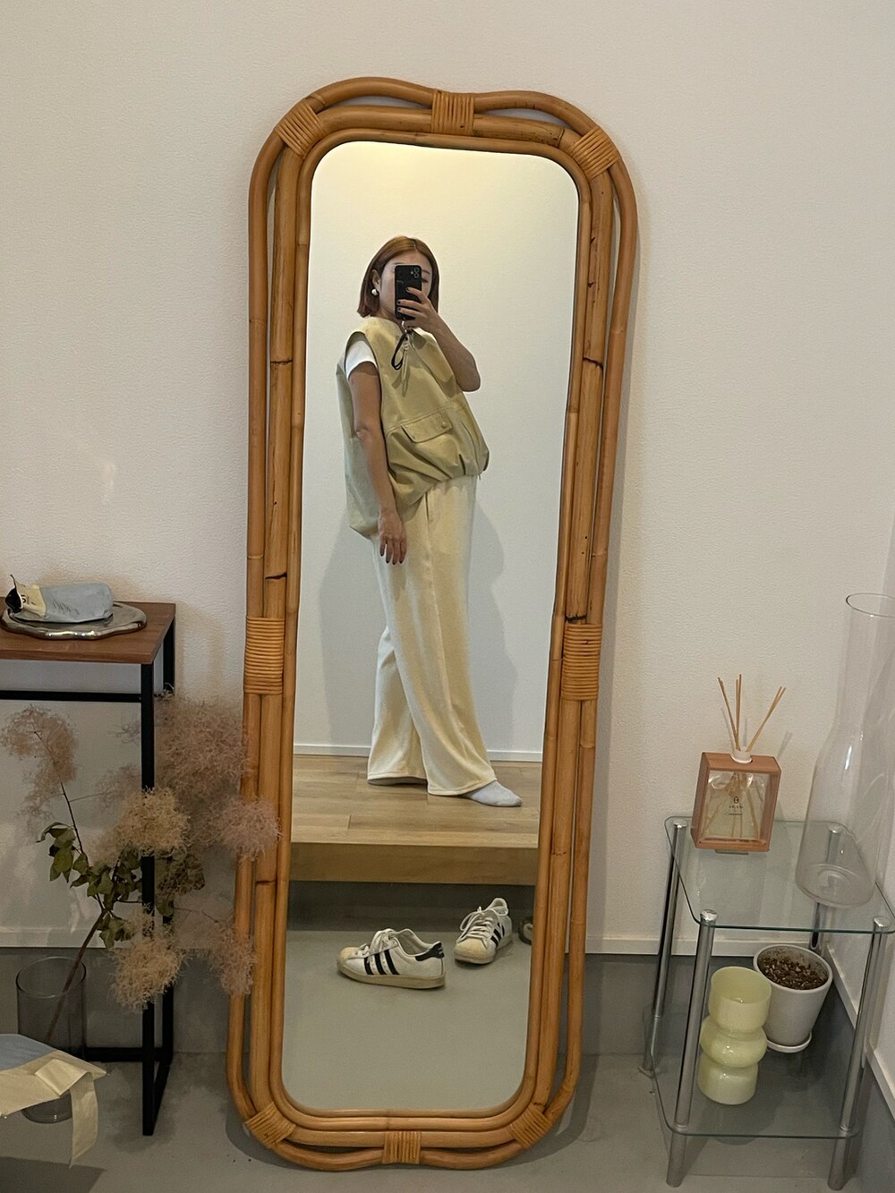 ホワイト系のその他パンツ、ホワイト系のTシャツ/カットソー、イエロー系のベストを着用したレディースの春コーディネートの3枚目の写真