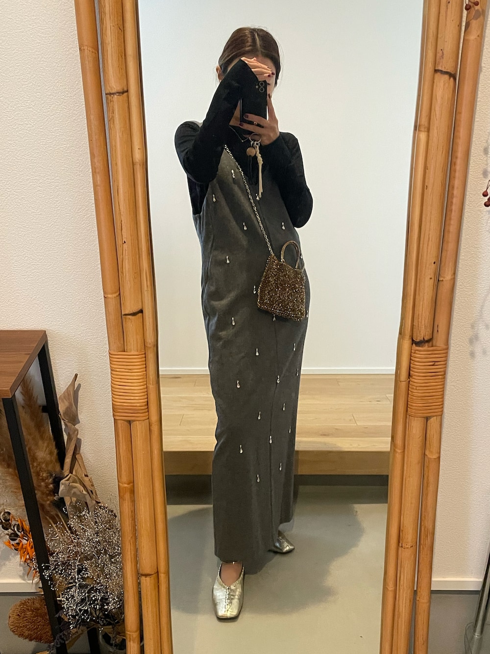 グレー系のワンピース、その他のショルダーバッグ、ベージュ系のバレエシューズを着用したレディースの冬コーディネートの3枚目の写真