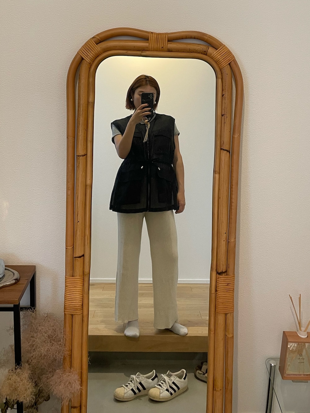 ブラック系のベスト、イエロー系のTシャツ/カットソー、ベージュ系のその他パンツを着用したレディースの春コーディネートの2枚目の写真