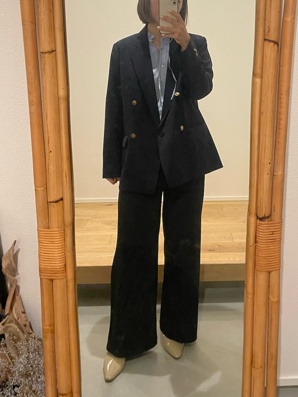 ブルー系のテーラードジャケット、ブルー系のシャツ/ブラウス、ベージュ系のバレエシューズを着用したレディースの冬コーディネートの5枚目の写真