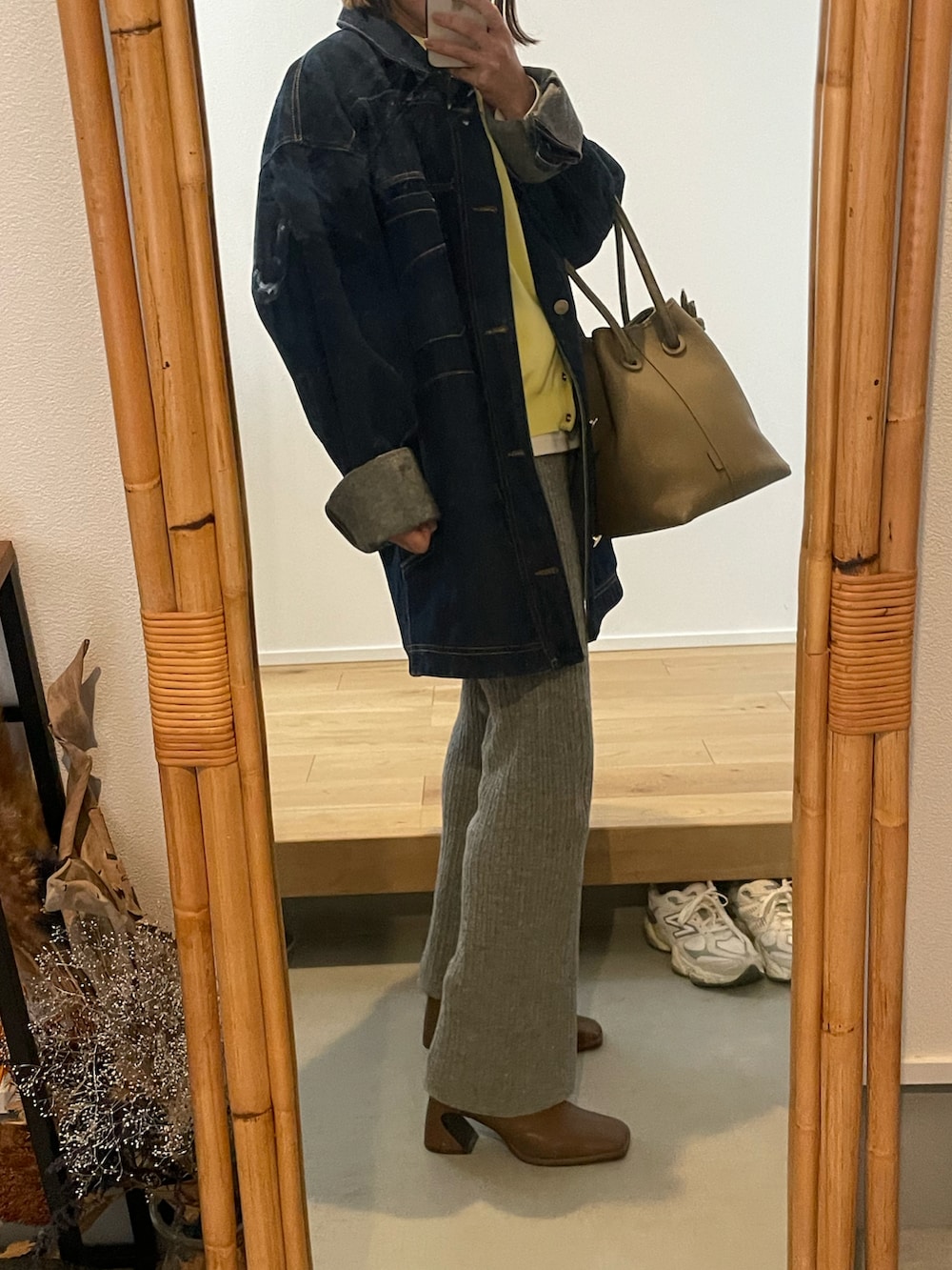 ベージュ系のバッグ、ブラウン系のブーツを着用したレディースの春コーディネートの2枚目の写真