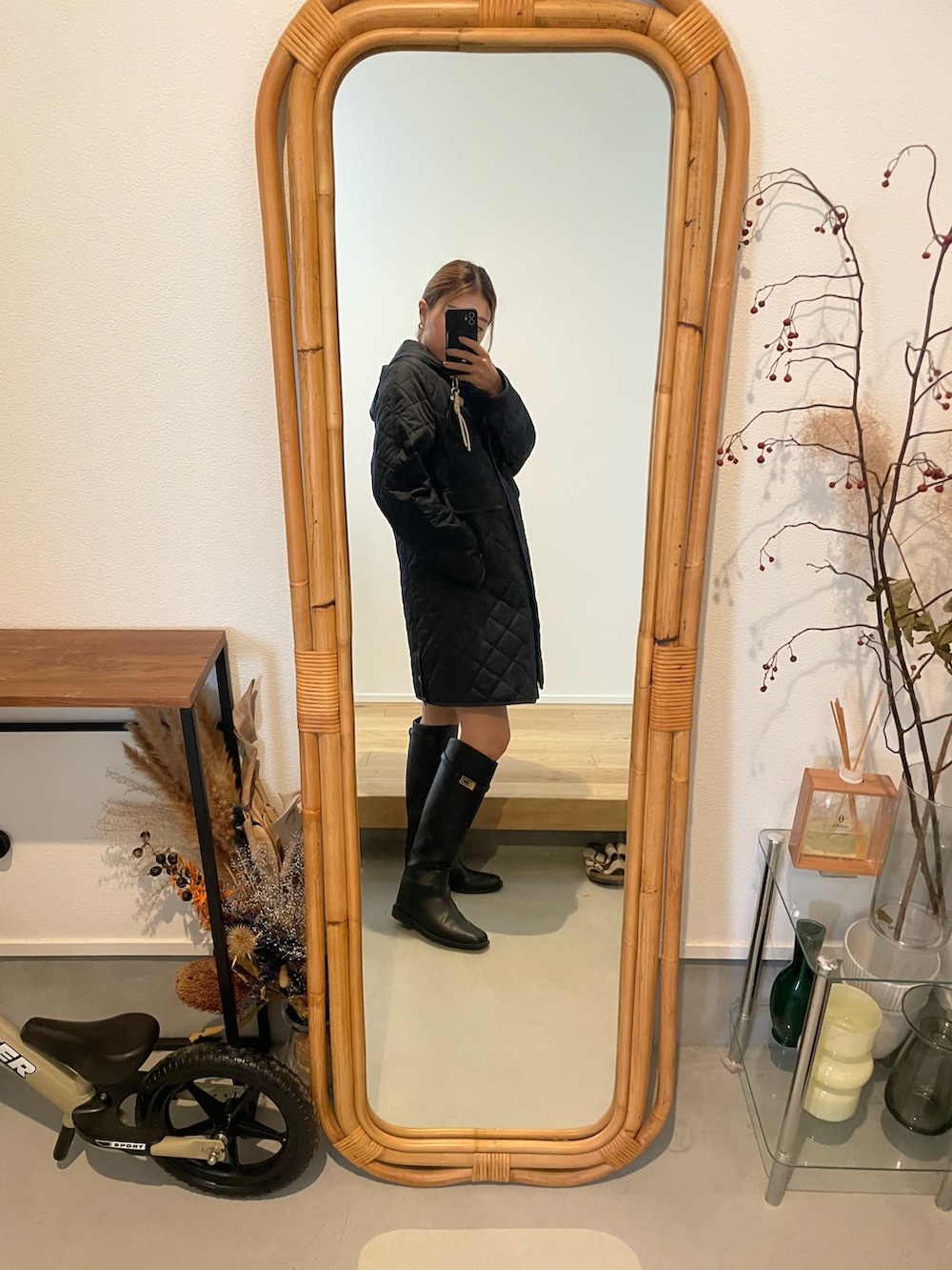 ブルー系のその他アウター、ブラック系のブーツ、ブラック系のその他パンツを着用したレディースの秋コーディネートの2枚目の写真