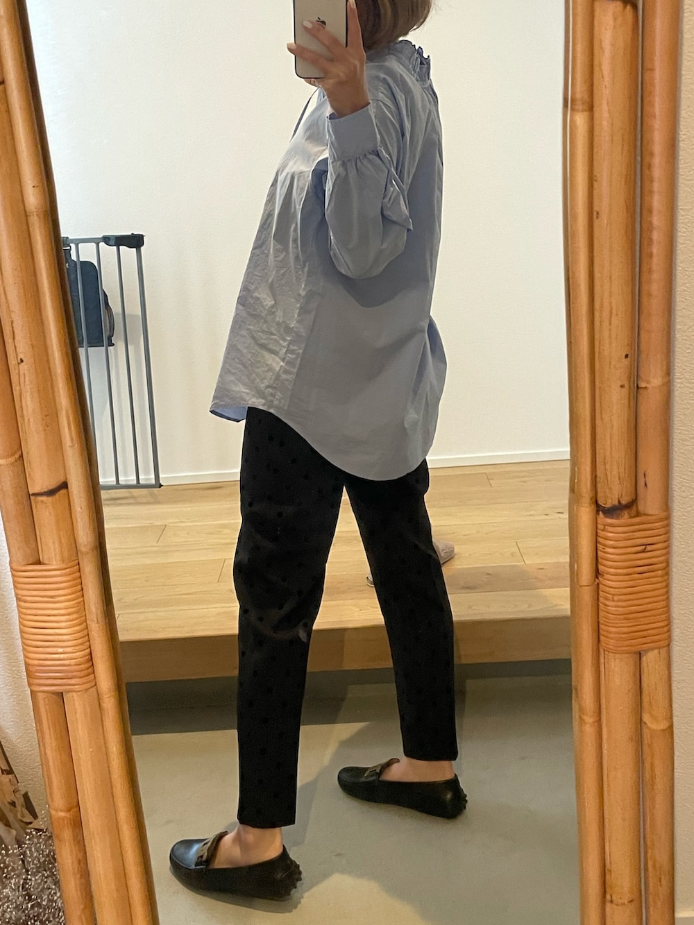 ブラック系のその他パンツ、ブラック系のシューズ、ブルー系のシャツ/ブラウスを着用したレディースの冬コーディネートの2枚目の写真