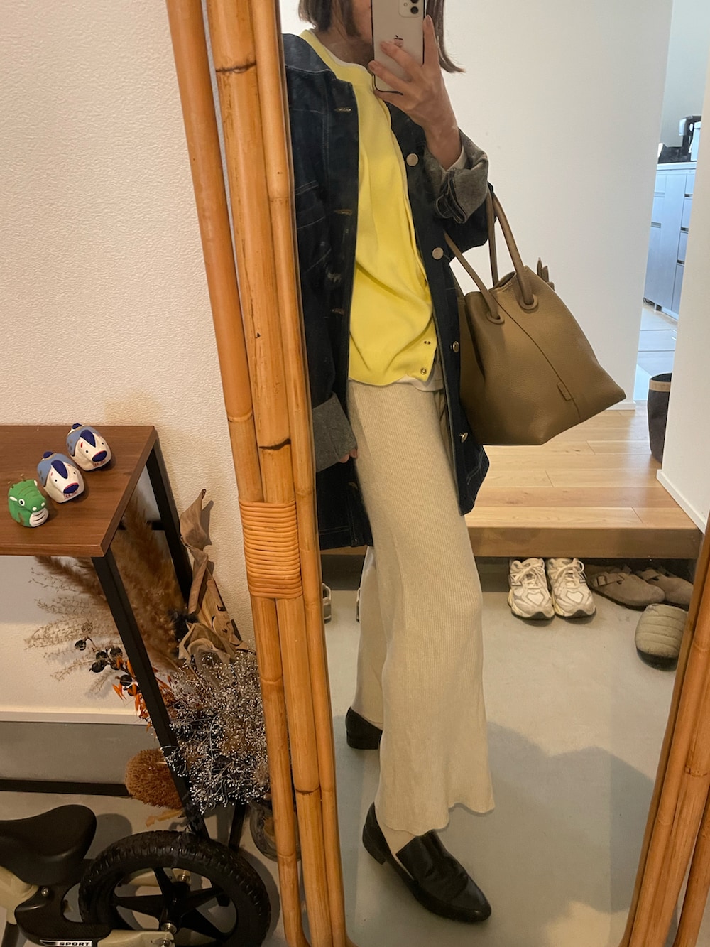 ベージュ系のバッグ、ブラウン系のブーツを着用したレディースの春コーディネートの5枚目の写真