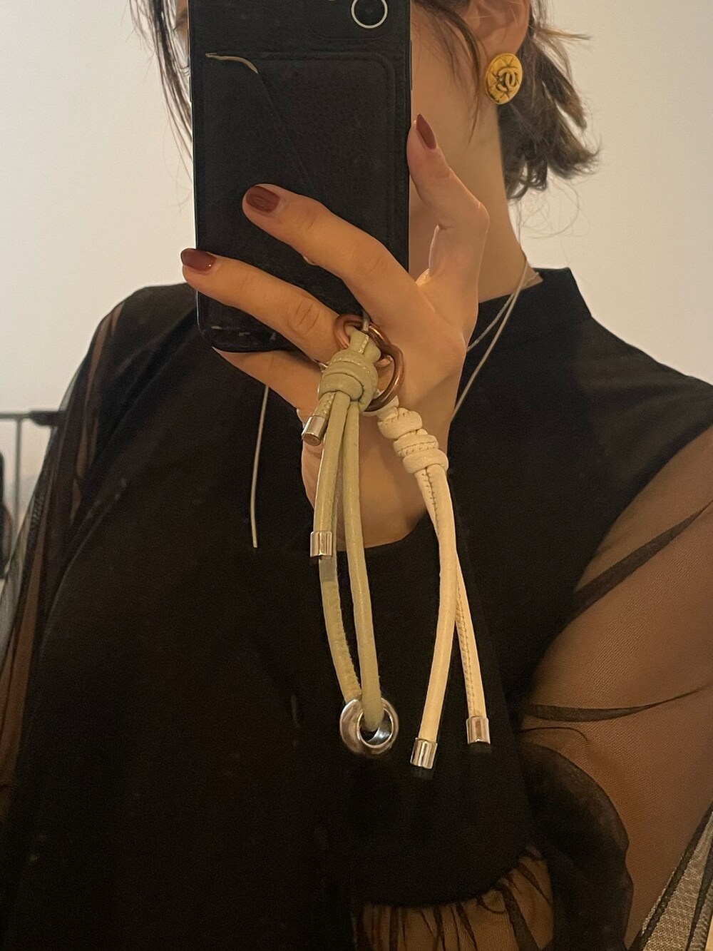 ブラック系のドレス、その他のショルダーバッグ、ベージュ系のバレエシューズを着用したレディースの春コーディネートの4枚目の写真