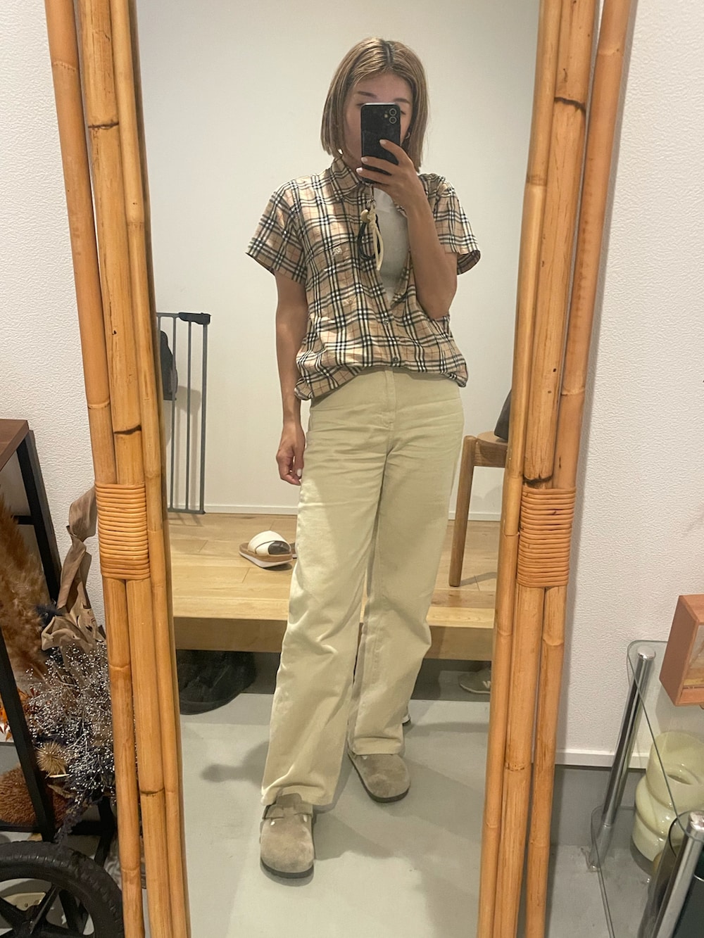 ベージュ系のデニムパンツ、ベージュ系のサンダル、ベージュ系のシャツ/ブラウスを着用したレディースの春コーディネートの2枚目の写真