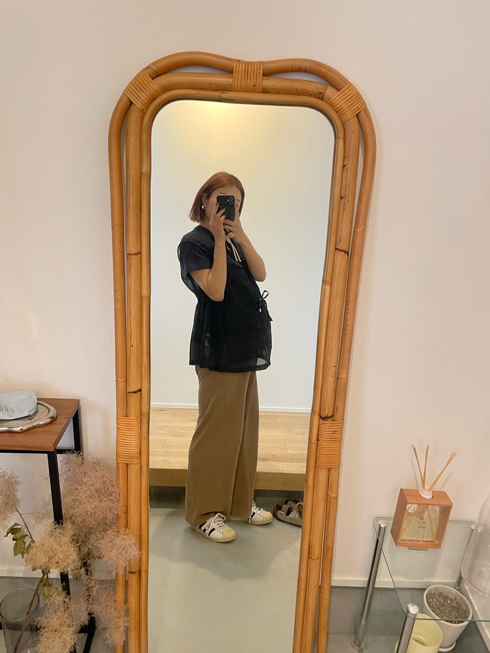 グレー系のTシャツ/カットソー、ブラック系のベスト、ベージュ系のその他パンツを着用したレディースの春コーディネートの2枚目の写真