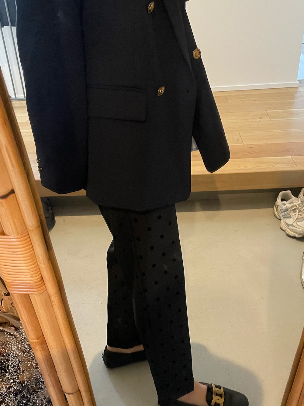 ブラック系のその他パンツ、ブラック系のシューズ、ブルー系のシャツ/ブラウスを着用したレディースの冬コーディネートの4枚目の写真