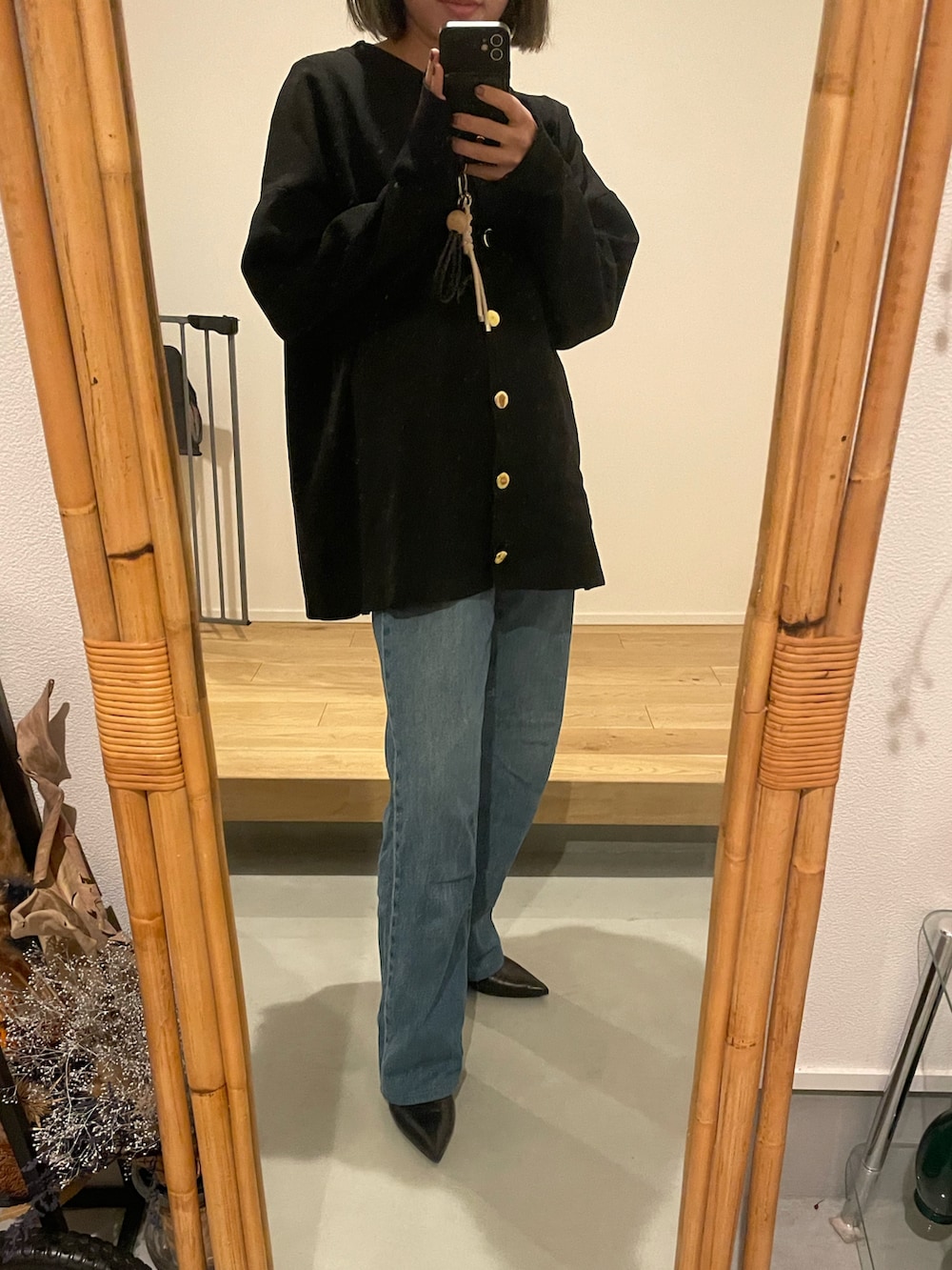 グレー系のスウェットパンツ、ブラック系のカーディガン/ボレロ、ブラック系のブーツを着用したレディースの秋コーディネートの3枚目の写真