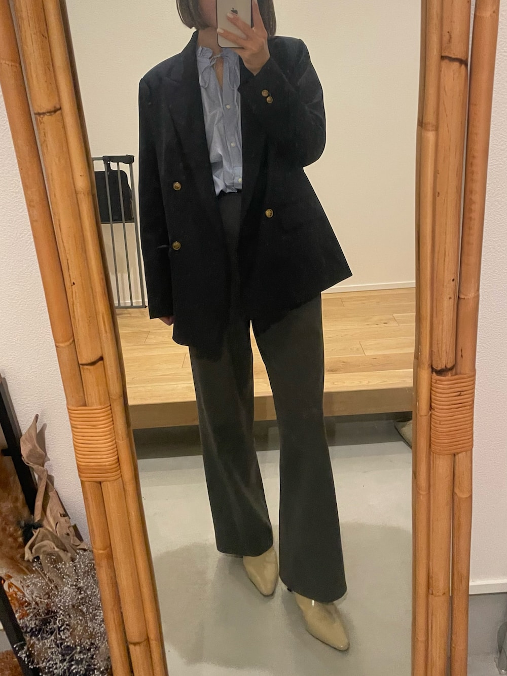 ブルー系のテーラードジャケット、ブルー系のシャツ/ブラウス、ベージュ系のバレエシューズを着用したレディースの冬コーディネートの2枚目の写真