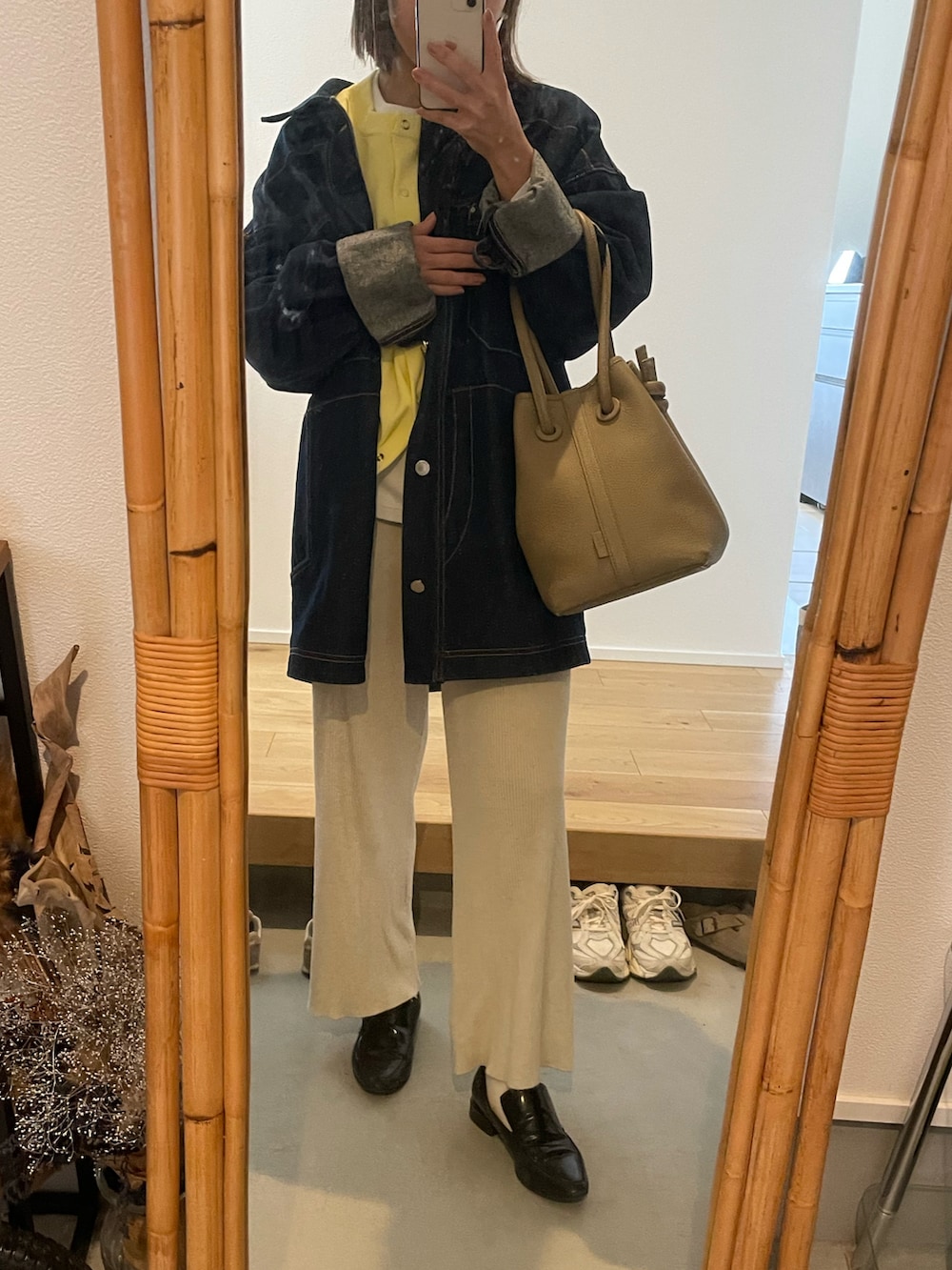 ベージュ系のバッグ、ブラウン系のブーツを着用したレディースの春コーディネートの4枚目の写真