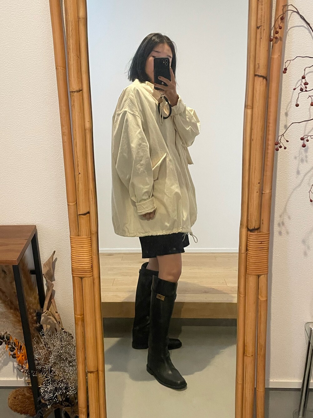 ブラック系のブーツ、ブラック系のその他パンツ、ホワイト系のモッズコートを着用したレディースの秋コーディネートの2枚目の写真