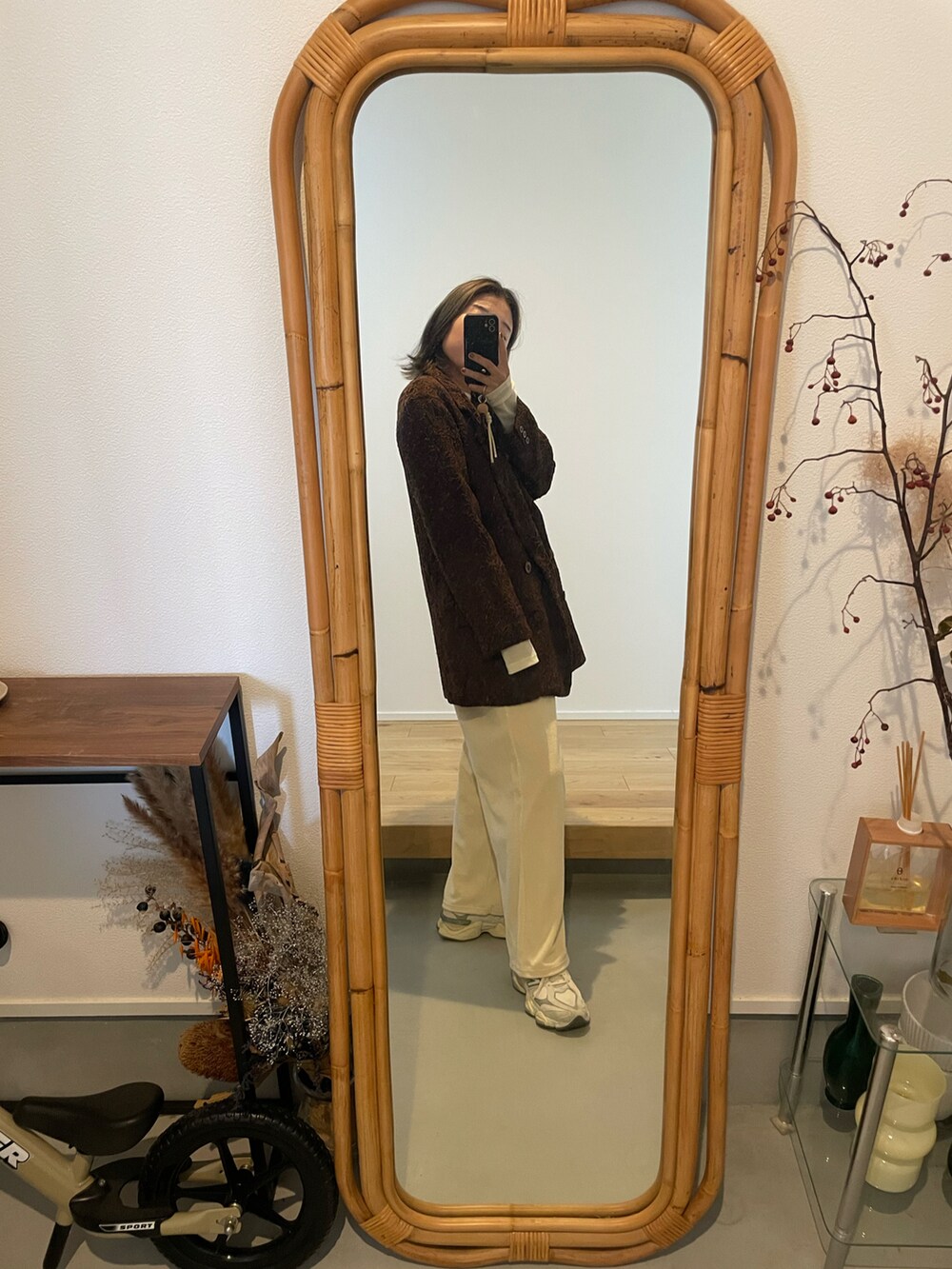 ホワイト系のその他パンツ、ホワイト系のスニーカー、ブラウン系のジャケット/アウターを着用したレディースの秋コーディネートの2枚目の写真
