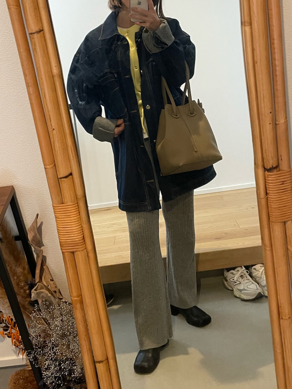 ベージュ系のバッグ、ブラウン系のブーツを着用したレディースの春コーディネートの3枚目の写真