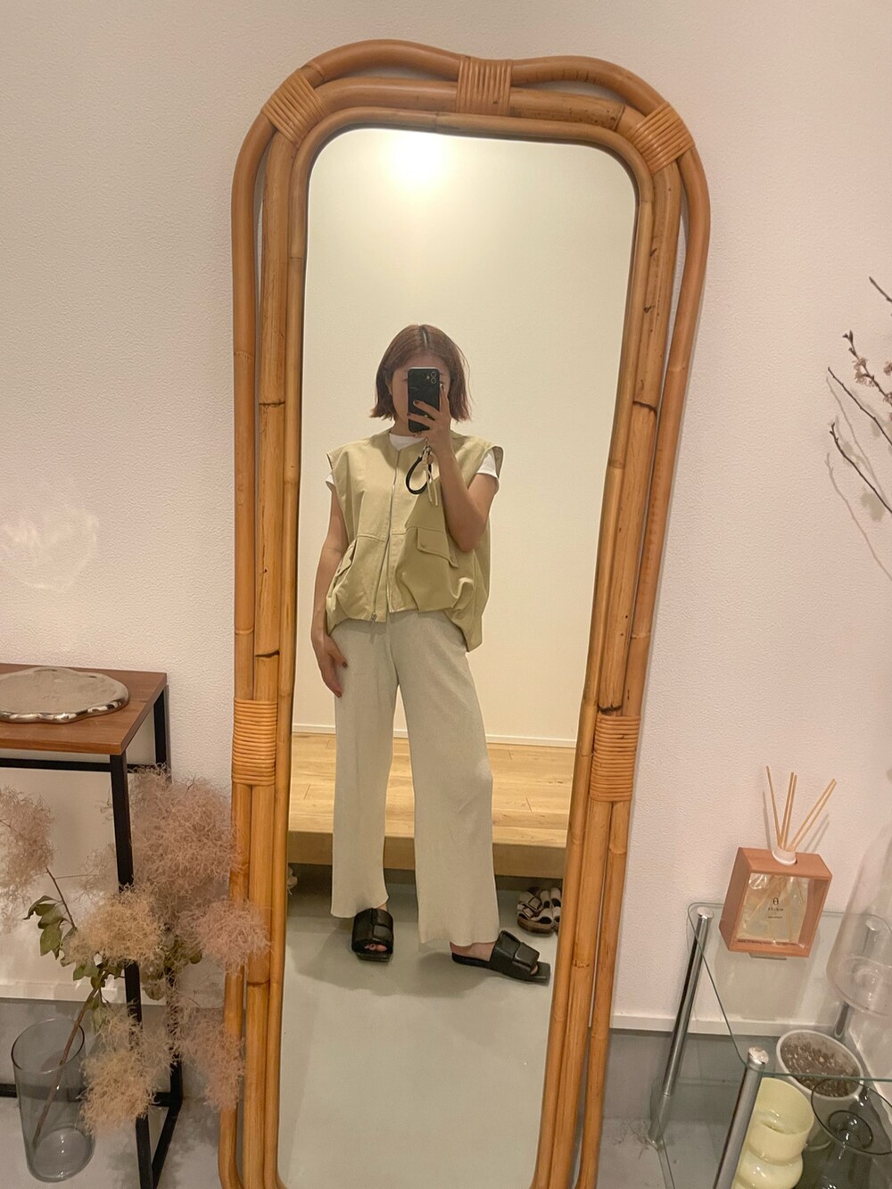 ベージュ系のその他パンツ、ホワイト系のベストを着用したレディースの春コーディネートの2枚目の写真