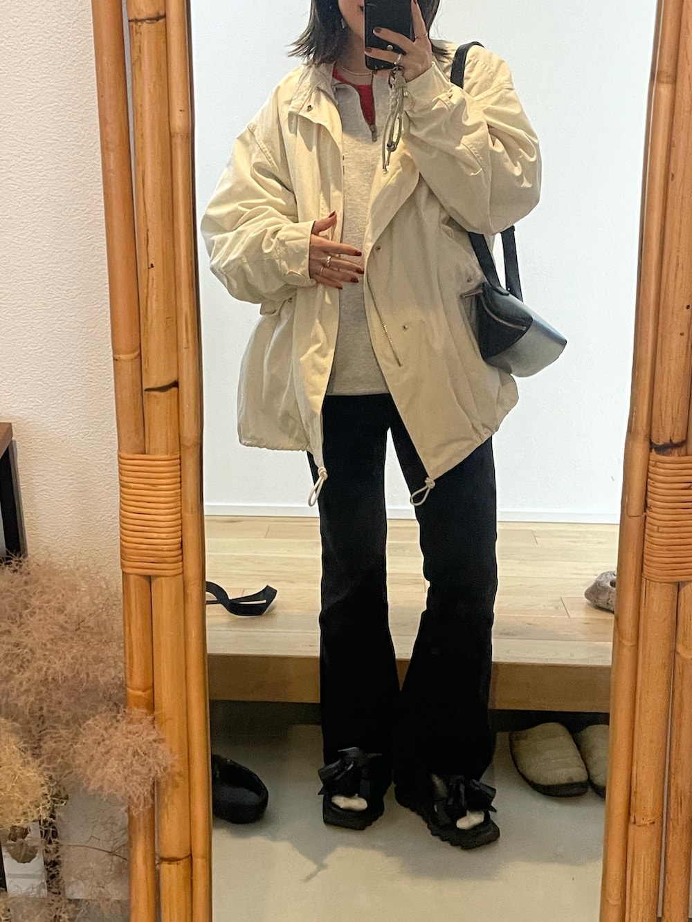 ブラック系のパンツ、ブラック系のサンダル、ブラック系のショルダーバッグを着用したレディースの春コーディネートの3枚目の写真