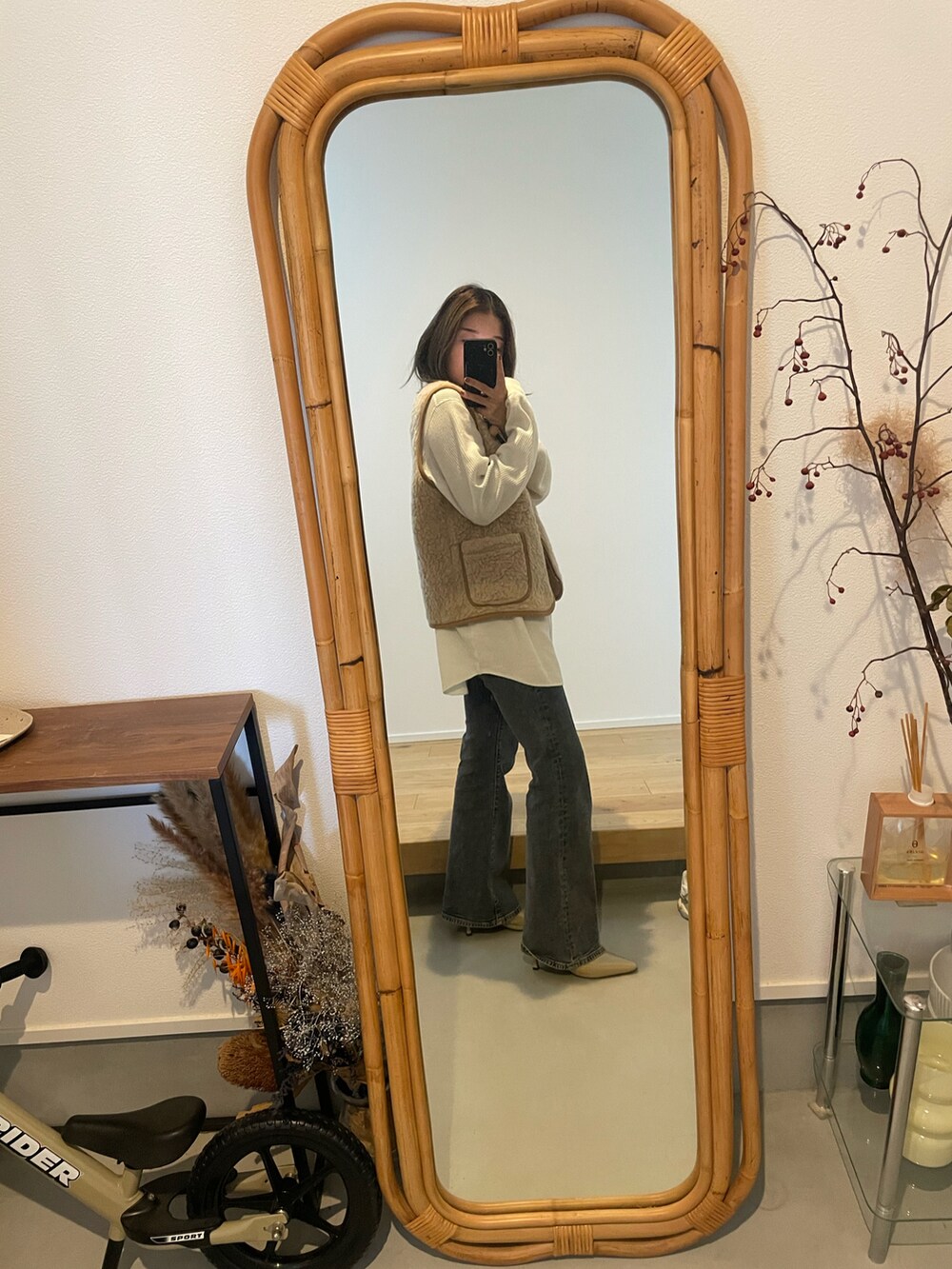 ホワイト系のトップス、ブルー系のデニムパンツ、ベージュ系のパンプスを着用したレディースの秋コーディネートの2枚目の写真