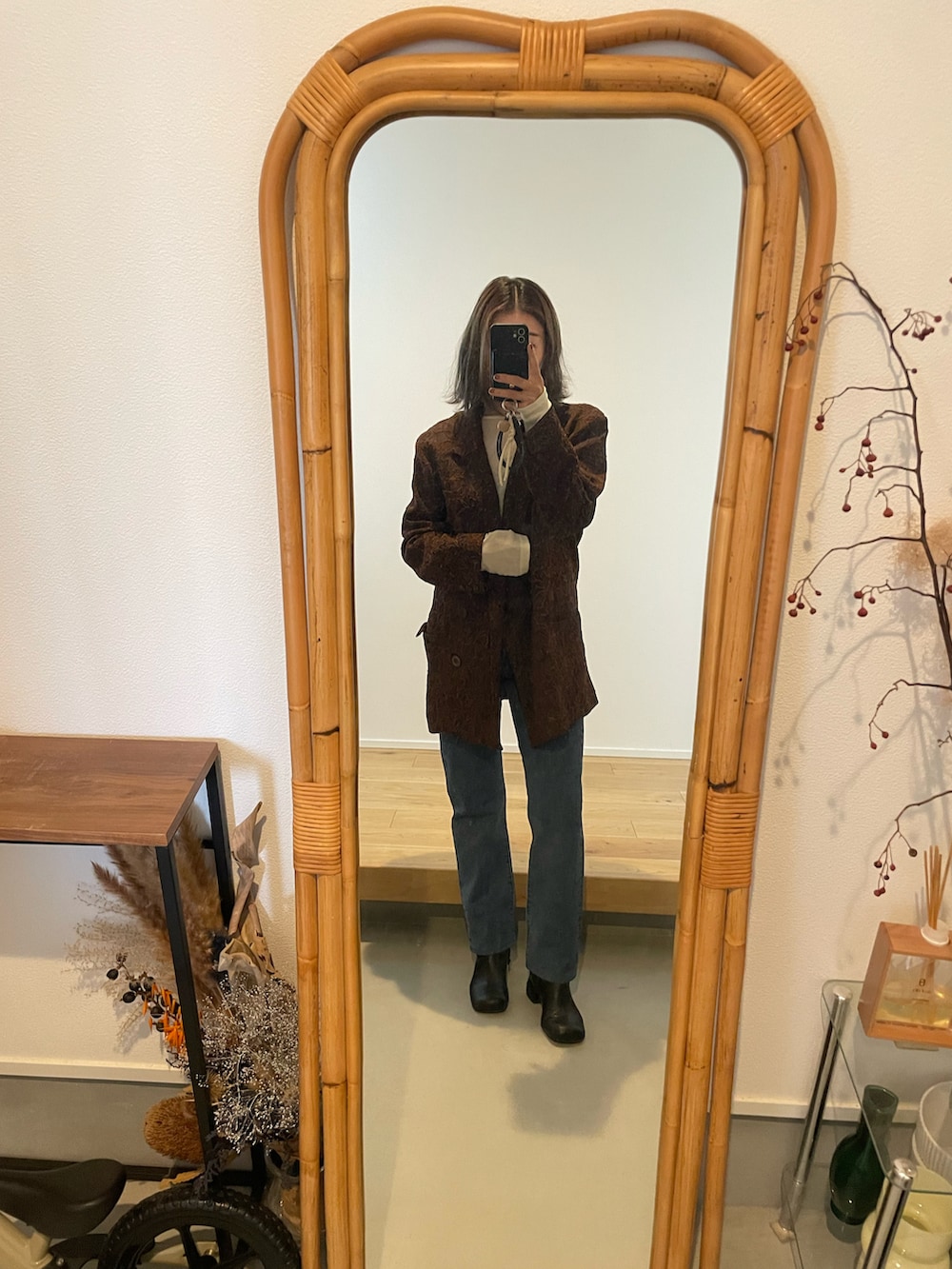 ブラック系のブーツ、ブルー系のデニムパンツ、ブラウン系のジャケット/アウターを着用したレディースの秋コーディネートの3枚目の写真