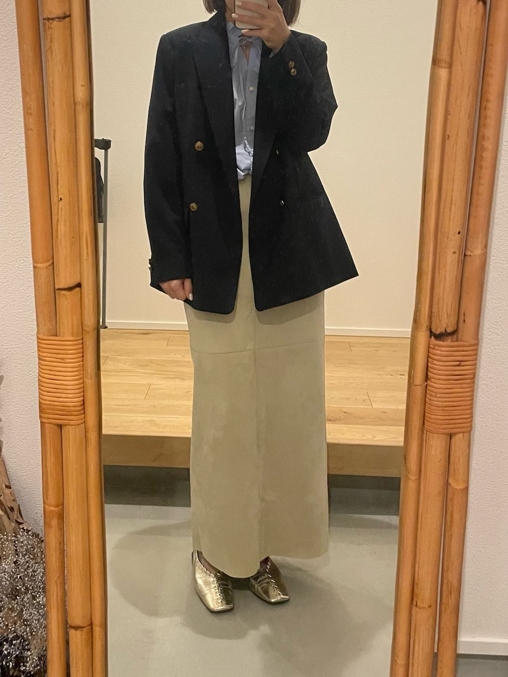 ブルー系のテーラードジャケット、ブルー系のシャツ/ブラウス、ベージュ系のバレエシューズを着用したレディースの冬コーディネートの3枚目の写真