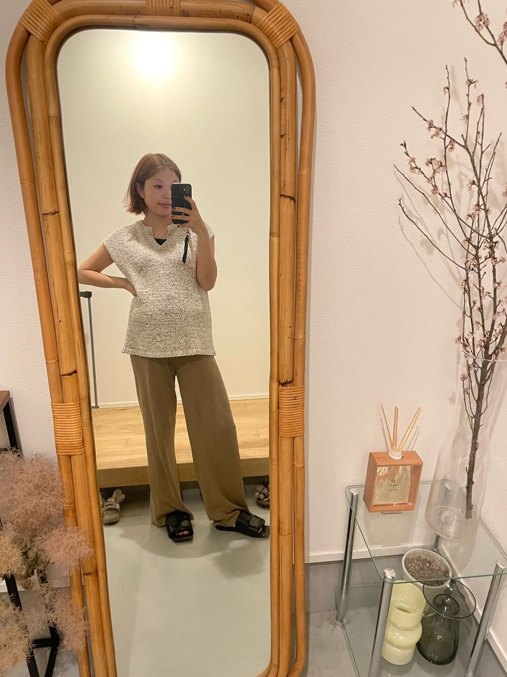 ベージュ系のその他パンツ、ブラック系のサンダル、ブラウン系のニット/セーターを着用したレディースの春コーディネートの2枚目の写真