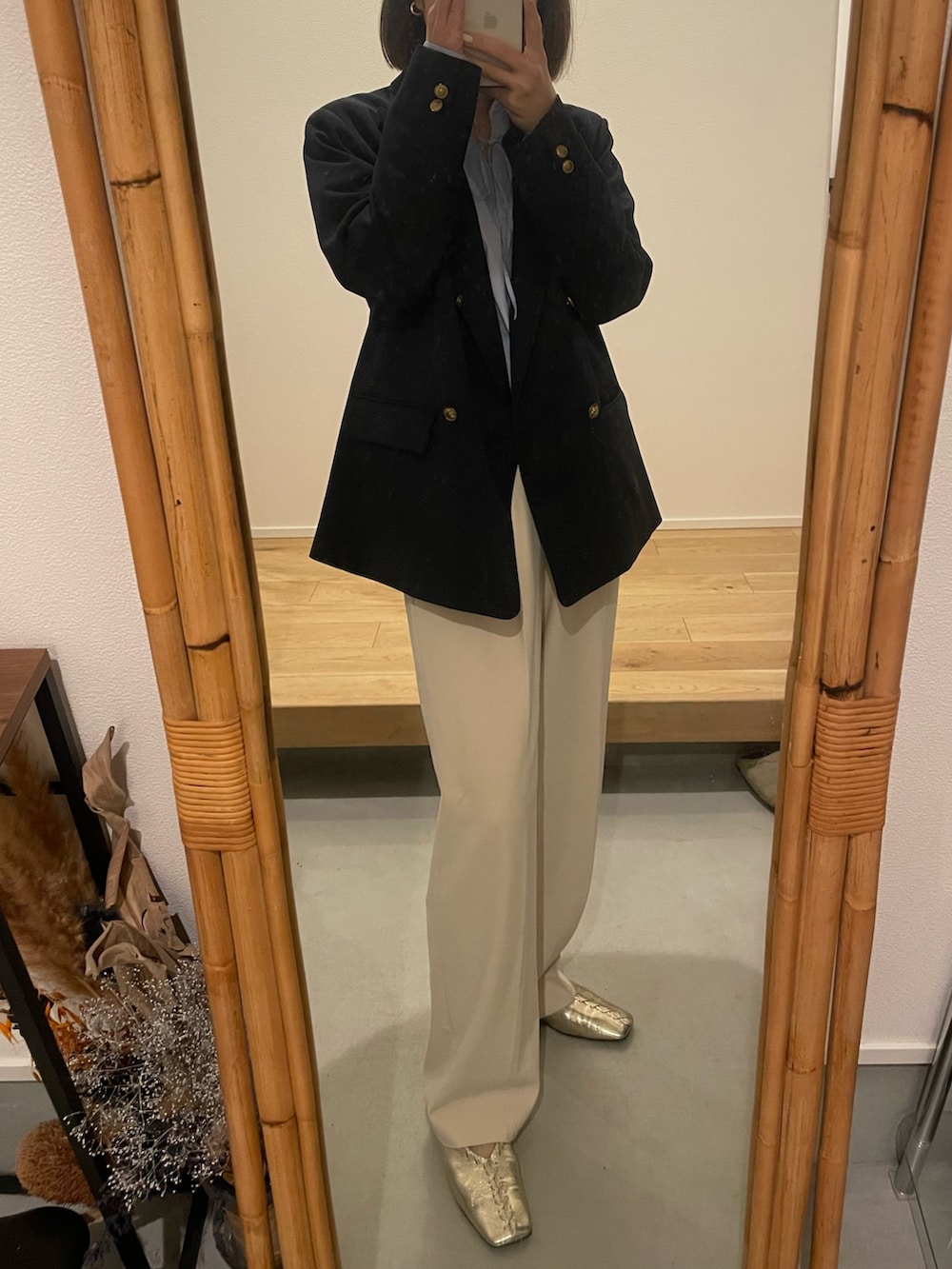 ブルー系のテーラードジャケット、ブルー系のシャツ/ブラウス、ベージュ系のバレエシューズを着用したレディースの冬コーディネートの4枚目の写真