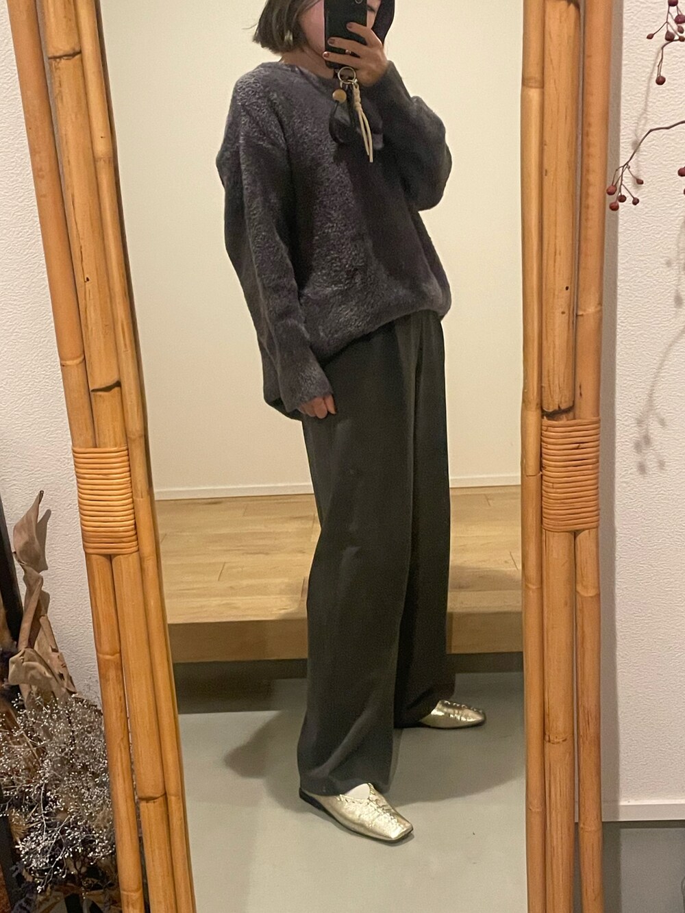 グレー系のスラックス、グレー系のニット/セーター、ベージュ系のバレエシューズを着用したレディースの秋コーディネートの2枚目の写真