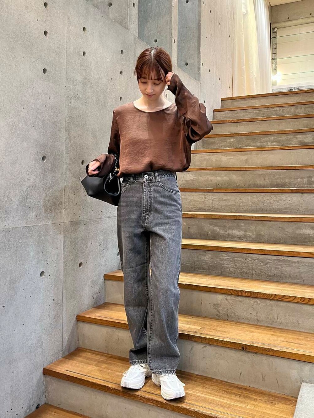 ブラウン系のシャツ/ブラウス、ブラック系のデニムパンツ、ホワイト系のスニーカーを着用したレディースの夏コーディネートの5枚目の写真