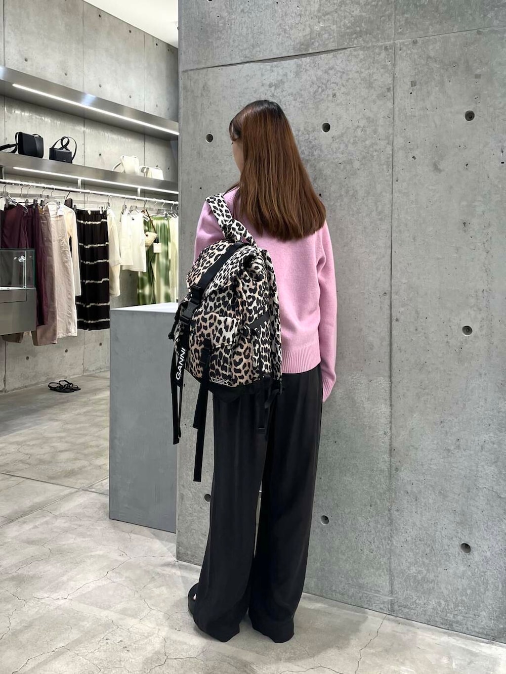 ブラック系のサンダル、その他のバックパック/リュック、ブラウン系のその他パンツを着用したレディースの夏コーディネートの6枚目の写真