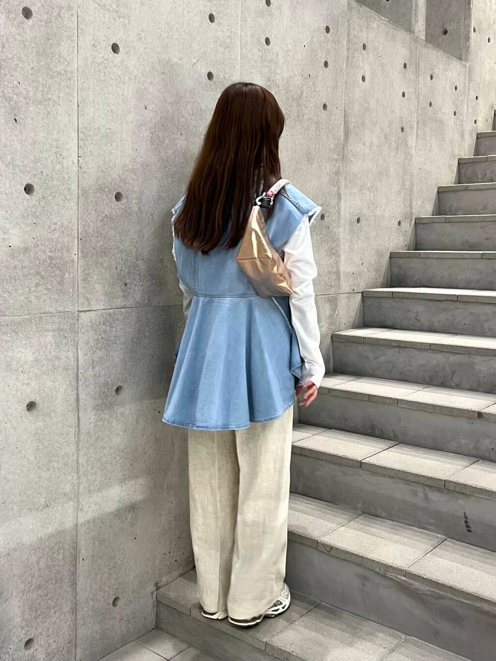 ホワイト系のTシャツ/カットソー、ベージュ系のその他パンツを着用したレディースの春コーディネートの3枚目の写真