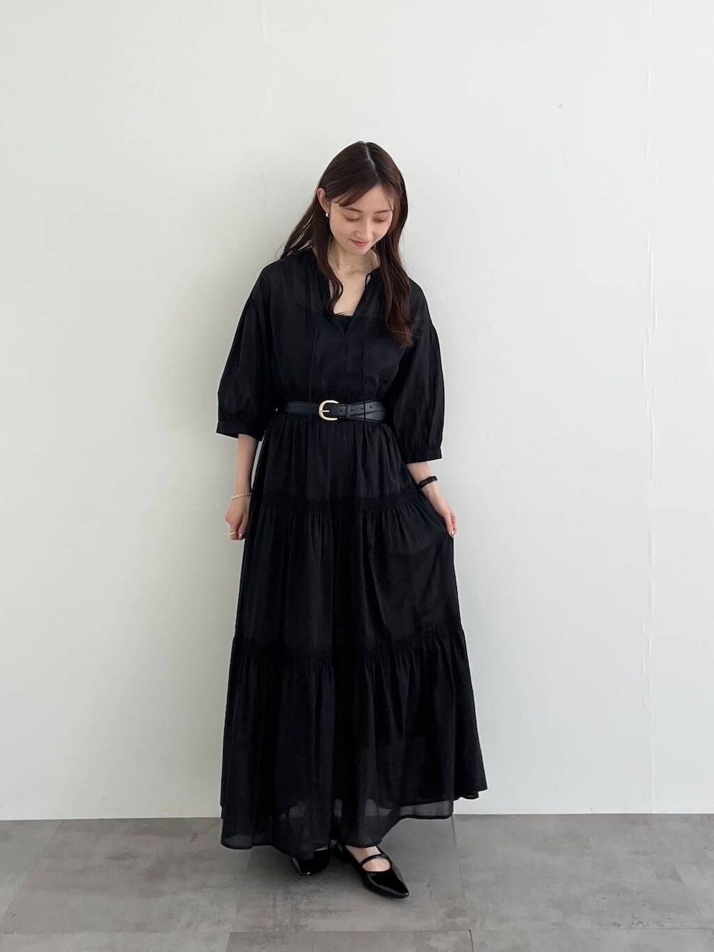 「ワンピース、アーバンリサーチ、デートコーデ、URBANRESEARCH、オールブラック、シアー、春コーデ、低身長コーデ、20代、ティアード、157cm、ブラックコーデ、トレンドコーデ、20代後半、骨格ウェーブ」｜「URBAN RESEARCHのポインテッドバックストラップシューズ（パンプス、ブラック系）」を使った、chisaさん（レディース・157cm）の春コーディネートの2枚目の写真